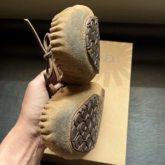 Ugg Women's Dakota Moccasin Size 5
- Chestnut Style Number 5296 - Picture 6 of 13